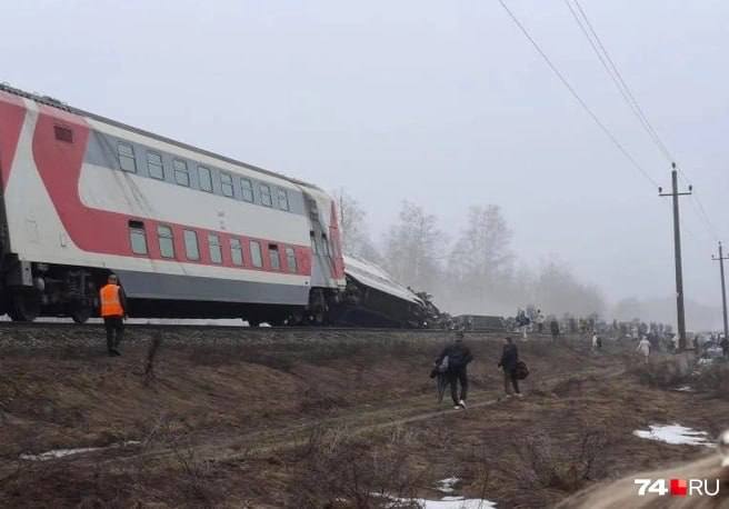 Кадры с места крушения поезда близ станции Бряндино в Ульяновской области.